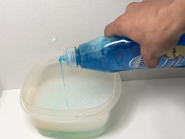Lav en blanding af opvaskemiddel og vand i en lille skål.' alt=