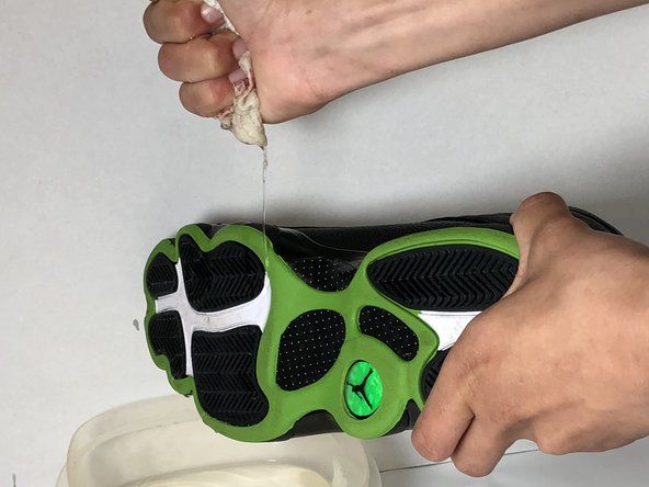 Opláchnite mydlo zo spodnej časti topánky a dôkladne ho osušte čistou handričkou.' alt=