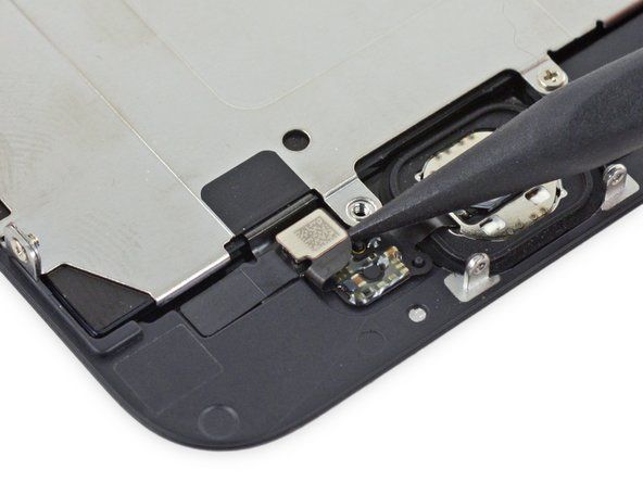 Gunakan ujung spudger untuk melepaskan konektor kabel tombol home dengan mendorongnya ke atas dan menjauhi tombol home.' alt=