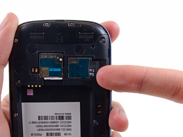 För återmontering, tryck in microSD-kortet i kortplatsen tills det klickar på plats.' alt=