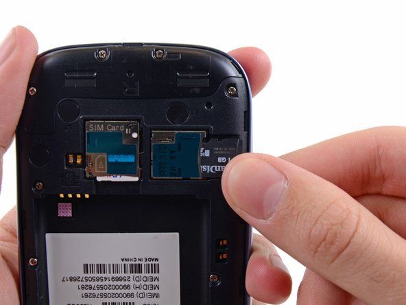 Använd tummen för att skjuta ut microSD-kortet ur kortplatsen.' alt=