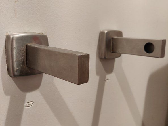 Po wykonaniu poprzedniego kroku dla obu stron umieść uchwyt na papier toaletowy na miejscu i ponownie wkręć śrubę imbusową, aż oba uchwyty staną się sztywne.' alt=