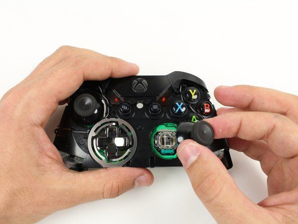 Xbox One juhtmeta kontrolleri pöidla asendamine