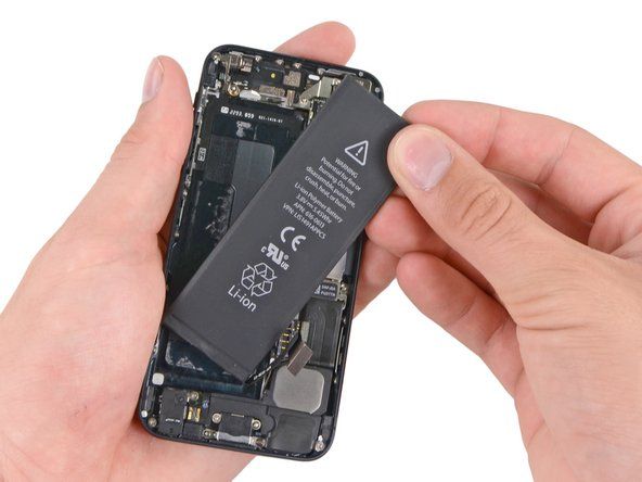 Hvordan bytte ut iPhone 5-batteriet' alt=