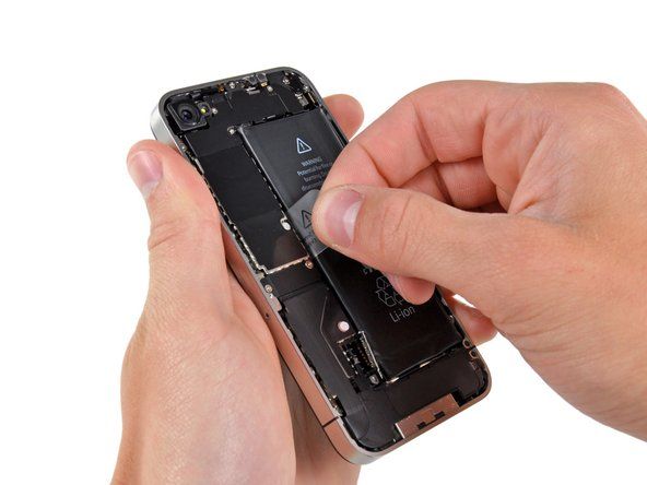 Izmantojiet caurspīdīgo plastmasas vilkšanas cilni, lai maigi izceltu akumulatoru no iPhone.' alt=