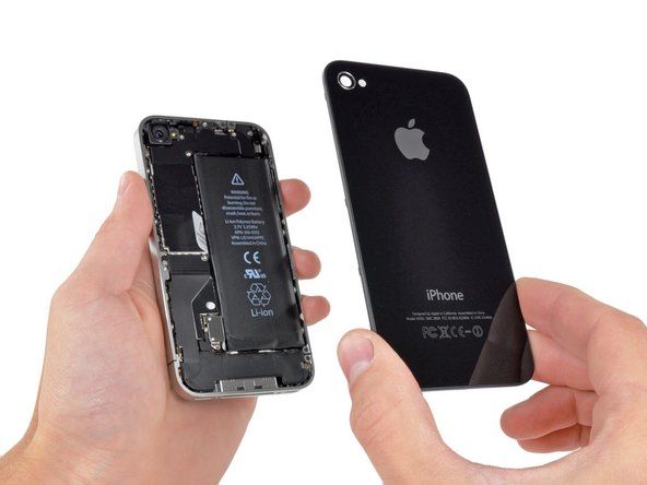 Ar pirkstiem saspiediet aizmugurējo paneli un paceliet to prom no iPhone. Alternatīvi izmantojiet nelielu piesūcekni.' alt=