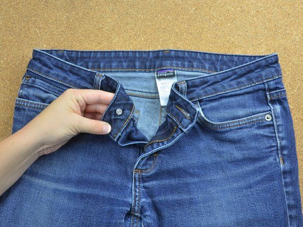 Ja caurums ir pārāk liels, nevainotā džinsu daļā jūs varat izveidot jaunu, mazāku caurumu, lai pēc iespējas aizvērtu esošo caurumu. Pēc tam izspiediet saķeri caur jauno caurumu.' alt=
