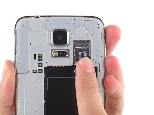Išimkite „microSD“ kortelę iš telefono.' alt=