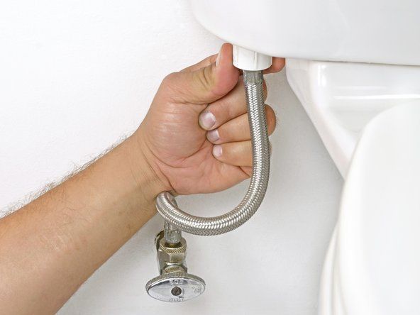 Placera en hink under tillförselröret för att fånga droppande vatten.' alt=