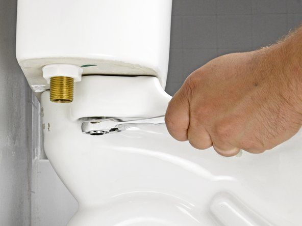 Hindari mengencangkan baut tangki secara berlebihan. Terlalu banyak tenaga dapat dengan mudah memecahkan tangki toilet atau mangkuk toilet.' alt=