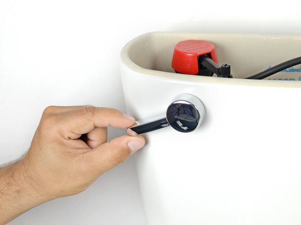Задръжте лоста надолу, докато водата спре да се оттича от резервоара.' alt=
