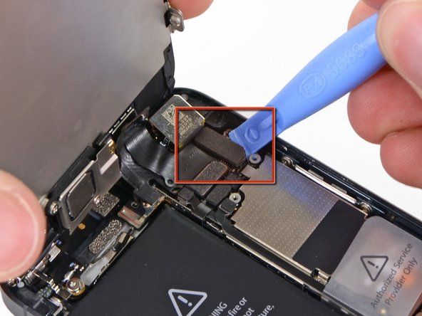 सुनिश्चित करें कि इस चरण में केबल को डिस्कनेक्ट या फिर से कनेक्ट करने से पहले बैटरी काट दी गई है।' alt=