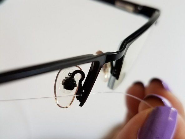 와이어의 한쪽 끝을 패드 암 근처의 구멍에 삽입하고 다른 쪽 끝을 안경의 반대쪽에 삽입 한 다음 그림과 같이 매듭을 묶습니다.' alt=