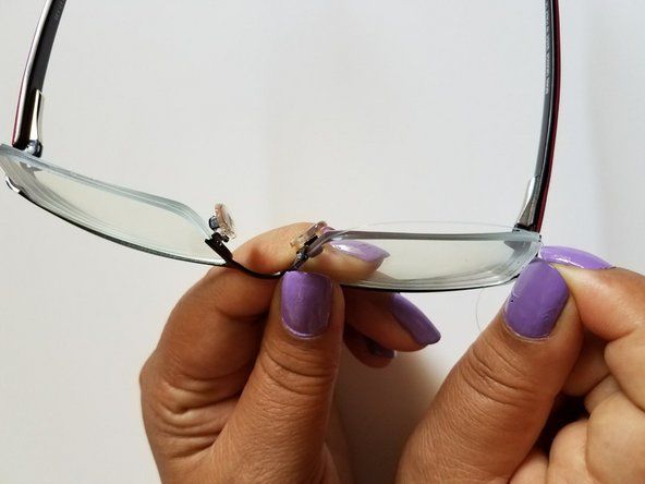Você verá uma ranhura fina ao longo da borda dos óculos. Fixe cuidadosamente o fio ao redor da ranhura, conforme mostrado nas fotos.' alt=