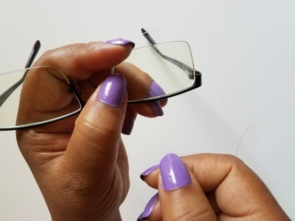 Не завързвайте възел в края на жицата, а на мястото, където жицата здраво държи очилата.' alt=