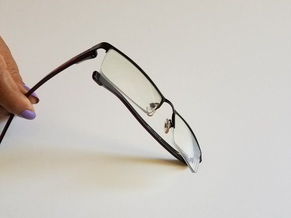 Nakonec zkontrolujte, zda jsou vaše brýle dostatečně pevné, aby se mohly nosit. Pokud jsou brýle těsné, jsou připraveny k nošení.' alt=
