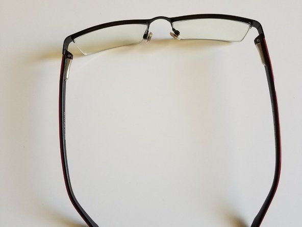 Terakhir, periksa apakah kacamata Anda cukup ketat untuk dikenakan. Jika kacamatanya ketat, berarti siap dipakai.' alt=