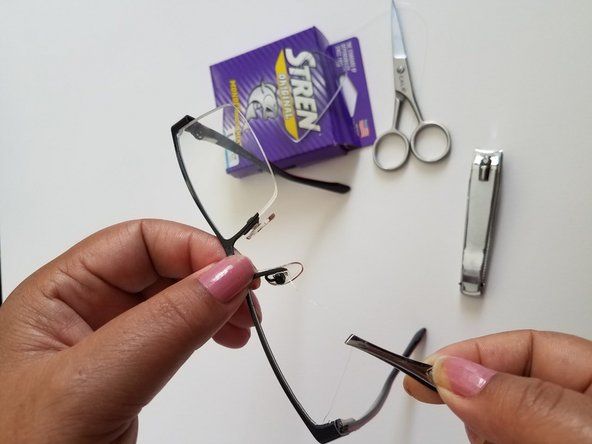Odstraňte starý drát / provázek z brýlí pomocí pinzety, jak je znázorněno na obrázcích vpravo.' alt=