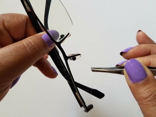 Retirez l'ancien fil / ficelle des lunettes à l'aide de la pince à épiler comme indiqué sur les images à droite.' alt=