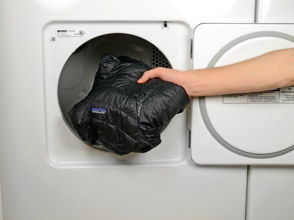 Noņemiet jaku no veļas mazgājamās mašīnas un ievietojiet to žāvētājā.' alt=
