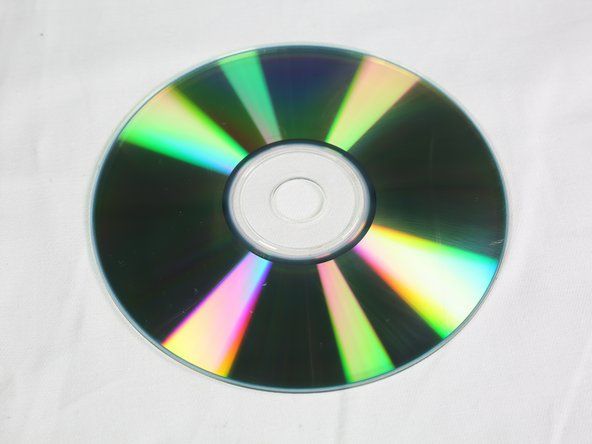 Lau sạch đĩa CD, loại bỏ phần sáp dư thừa.' alt=