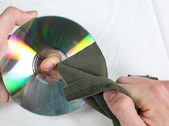 Lau sạch đĩa CD bằng giẻ mới, loại bỏ các hợp chất thừa.' alt=