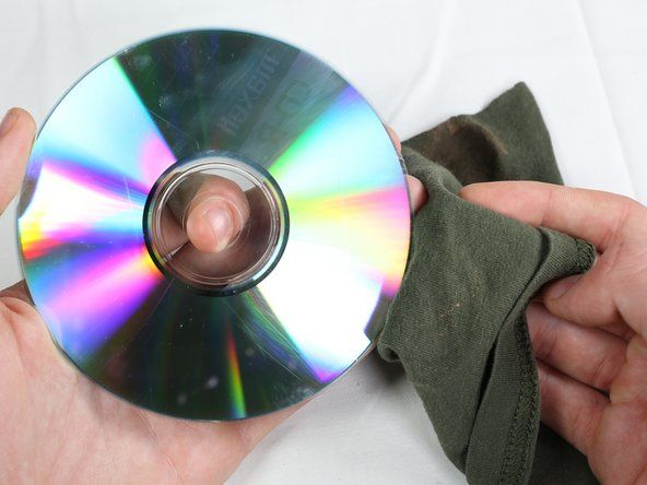 Lau sạch đĩa CD bằng giẻ mới, loại bỏ các hợp chất thừa.' alt=