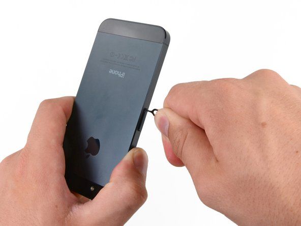 Alternatīvi, jūs varat nospiest SIM kartes izstumšanas sviru no iekšpuses ar plakanu spudgera galu.' alt=