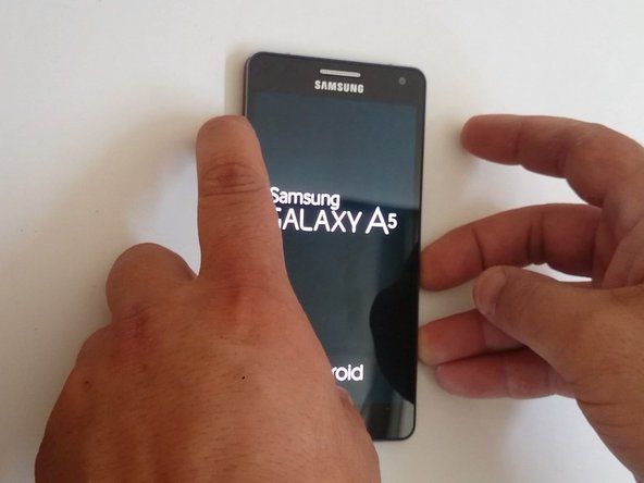 Kad redzat Galaxy logotipu, atlaidiet tikai barošanas pogu.' alt=