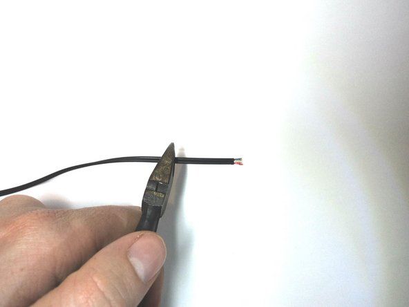 Pomocou nožníc na drôt odstráňte približne jeden palec drôteného povlaku.' alt=