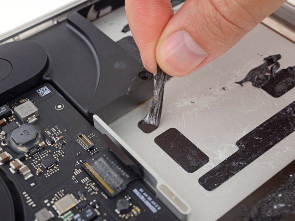 新しいバッテリーを取り付ける前に、MacBookProから古い接着剤をすべて取り除きます' alt=