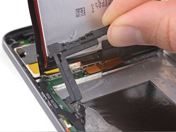 Hrotom rozprašovača vypáčte a odstráňte plastový kryt z konektora batérie.' alt=