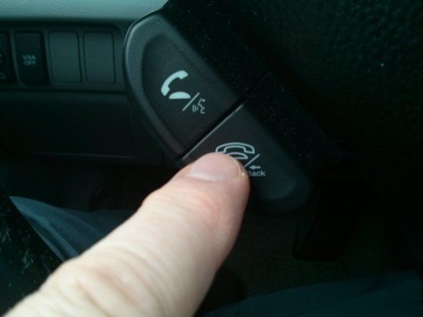 Introduïu la clau al contacte. Col·loqueu l’alimentació del cotxe a ACC o ON.' alt=