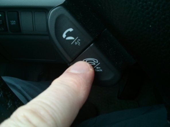 Localizați comenzile HandsFreeLink (HFL) din partea stângă a butucului volanului.' alt=