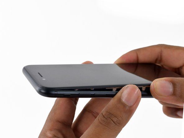 Tarik unit layar sedikit menjauh dari tepi atas ponsel untuk melepaskan klip yang menahannya ke casing belakang.' alt=