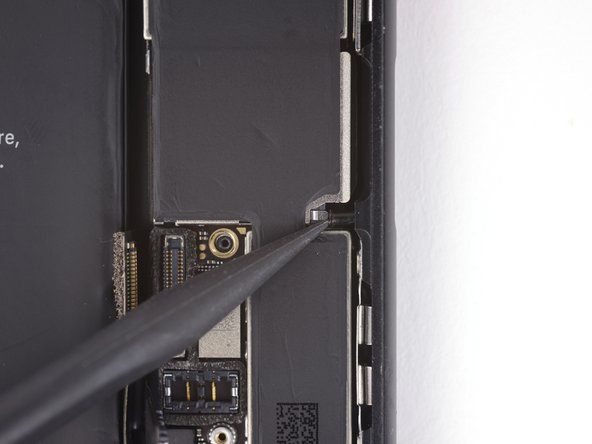 Usa la punta di uno spudger per spostare lo stantuffo di espulsione della scheda SIM dalla scheda logica' alt=