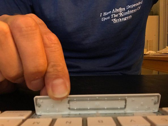 キーの下部を開口部に配置し、上部を上に傾けてキーボードから離します。' alt=