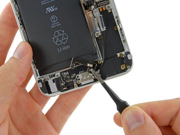 한 쌍의 핀셋을 사용하여 iPhone에서 금속 브래킷을 들어 올려 제거합니다.' alt=
