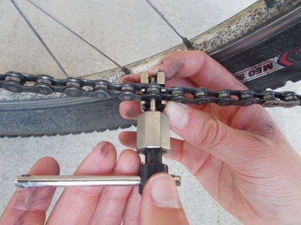Hogyan lehet rögzíteni egy megcsúszott kerékpárláncot' alt=