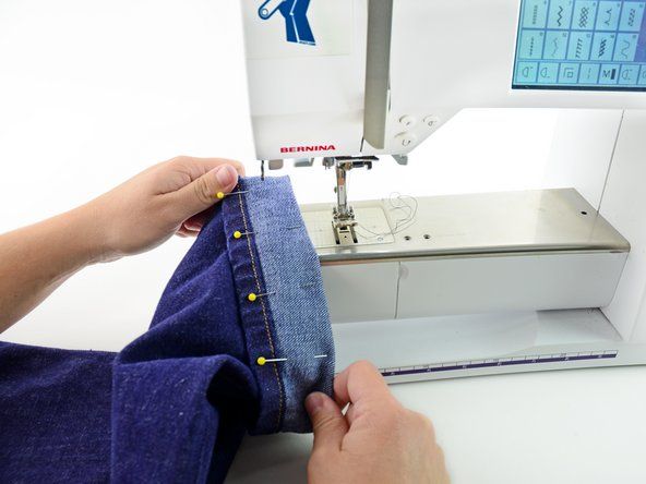 Sett opp symaskinen din med tråd som matcher jeansene dine og en kraftig / denim nål.' alt=