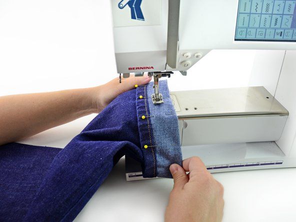 Vložte nohavičkovú nohu do šijacieho stroja a zasuňte manžetu okolo ramena šijacieho stroja.' alt=