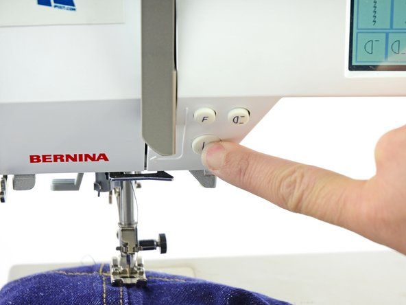 Brug den omvendte funktion på din symaskine til at sætte et par sting tilbage.' alt=