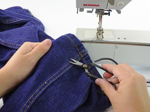 Вы можете обрезать лишнюю ткань складки на внутренней стороне брюк, если хотите, или оставить сложенной внутри джинсов. Если вы оставите это, вы всегда можете удалить строчку, чтобы вернуть джинсам первоначальную длину, что может быть полезно для растущих детей.' alt=