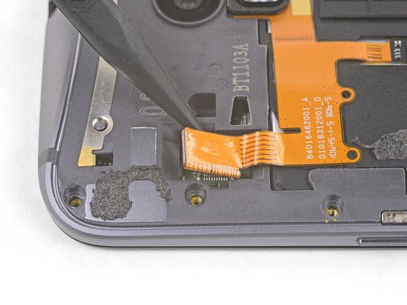 Gunakan ujung spudger pada sudut konektor flash untuk mencungkil konektor lurus ke atas dan keluar dari soketnya.' alt=