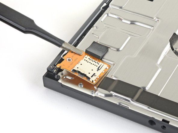 Nosta microSD-kortinlukija suoraan laitteesta sormillasi tai pinseteillä irrota ja poista se.' alt=