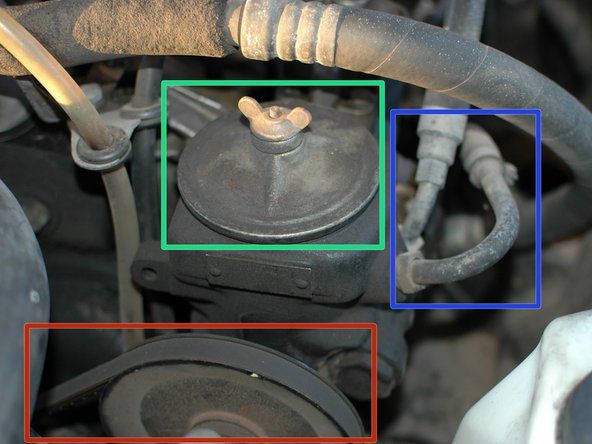 Stūres pastiprinātāja šķidruma tvertne atrodas sūkņa iekšpusē, kas atrodas jūsu motora labajā pusē, kad tas ir vērsts pret automašīnas priekšpusi. ASV tas ir vadītājs' alt=