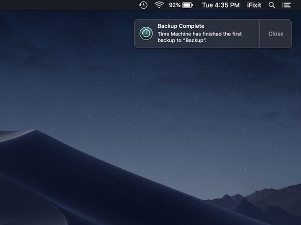 Yedekleme çalışırken Mac'inizi kullanmaya devam edebilirsiniz. Time Machine tercihleri ​​penceresini kapatsanız bile yedekleme devam edecektir.' alt=