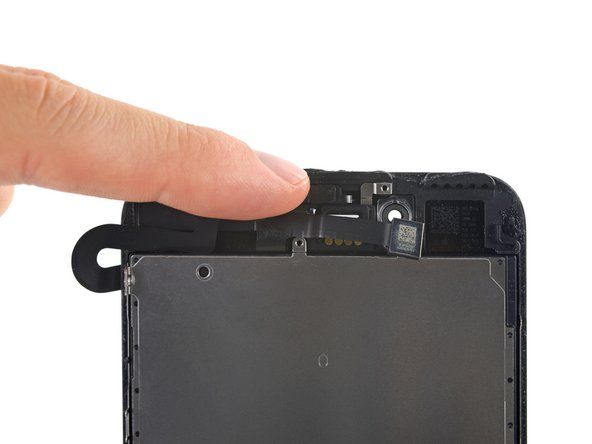 Óvatosan hajtsa be a fényképezőgépet és a hozzá rögzített szalagkábelt az iPhone alja felé, hogy hozzáférhessen az alatta lévő alkatrészekhez.' alt=