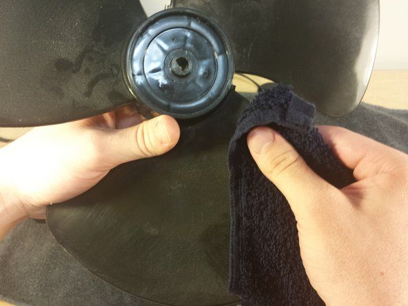 És hora de començar a netejar! En primer lloc, les aspes del ventilador. No submergeu el ventilador en aigua i no deixeu que caigui aigua a la carcassa del motor.' alt=