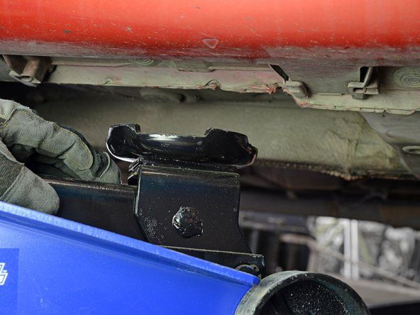 車両の下を見て、ジャッキを上げたときにジャッキポイントにしっかりと接触するようにジャッキの位置を調整します。' alt=